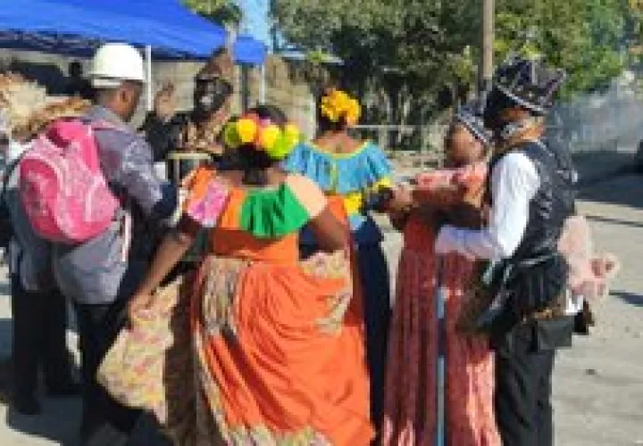 Presentación cultural como forma de protestar.