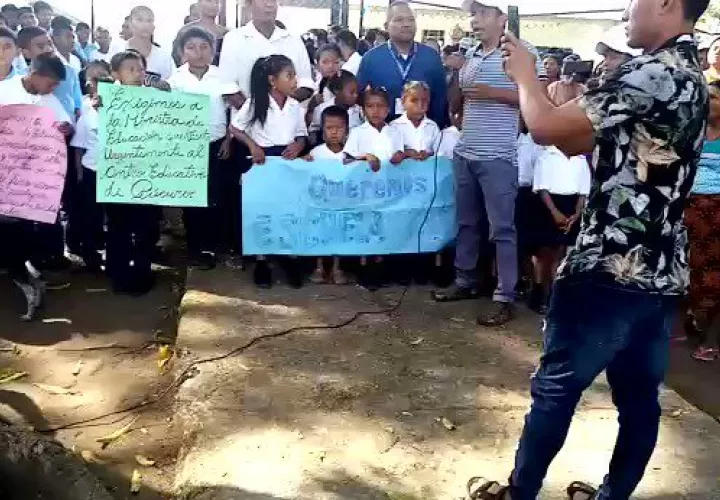 Piqueteo en la parte exterior del plantel.
