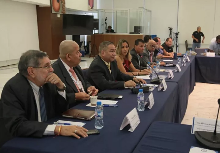 Junto al vicerrector de la UP, Ricardo Him, estuvieron presentes el director del Grupo Experimental de Cine Universitario, Jorge Cajar, el director de Información y Relaciones Públicas, Rainer Tuñón y la licenciada Maharany Rodríguez, del equipo legal.