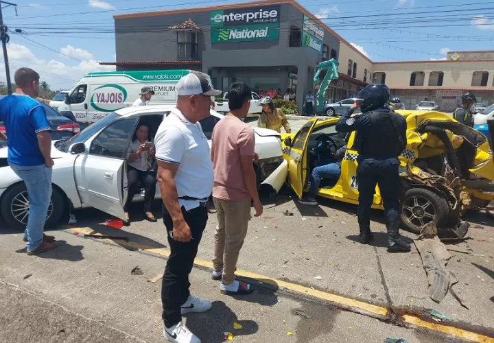 Paramédicos auxiliaron a los lesionados.