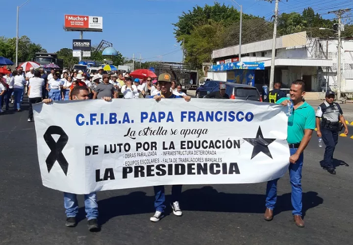 Los acudientes indicaron que esperan el viernes recibir las respuestas a la necesidad de la compra de insumos y equipos, principalmente para los laboratorios de ciencias, informática e idiomas.