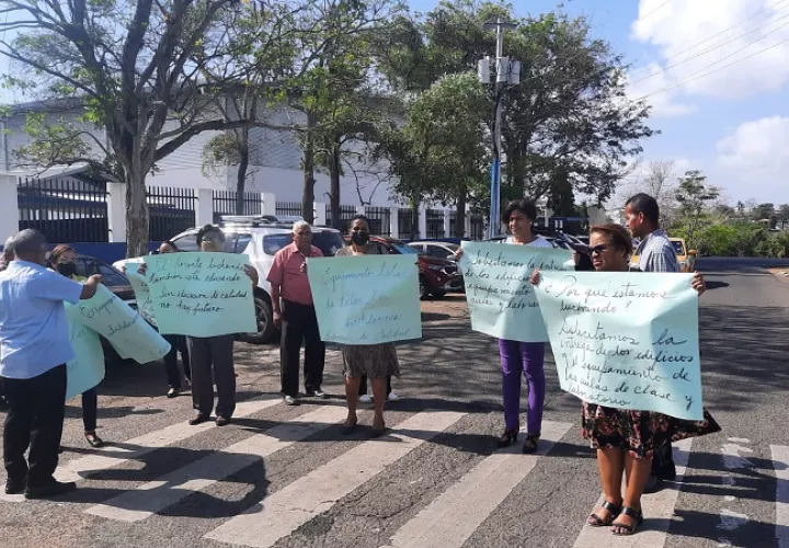 Docentes del colegio secundario Pedro Pablo Sánchez protestan contra el Meduca.