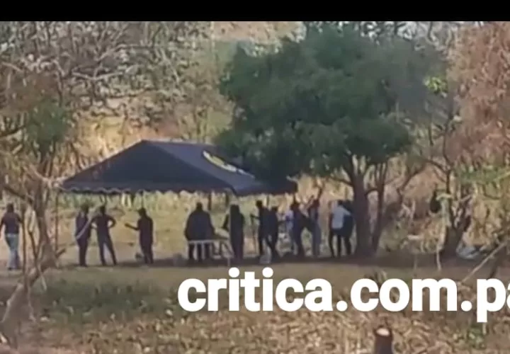 Personal de la Fiscalía marca algunos puntos en un lote baldío.  (Foto-Video: Leandro Ortíz)