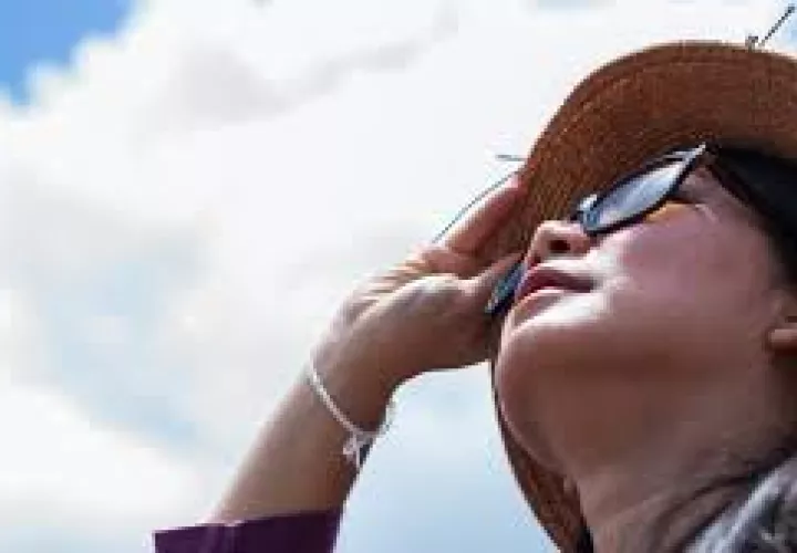 Se recomienda a las personas usar bloqueador, ropa adecuada e hidratarse.