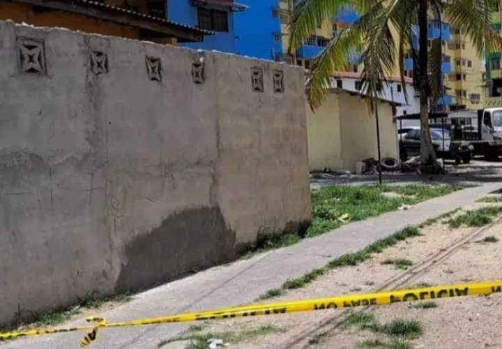 La Policía Nacional colocó cinta amarilla donde quedaron los casquillos de las balas.