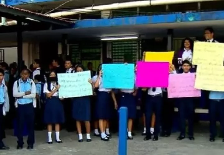 Protesta en colegio Monseñor Francisco Beckmann.