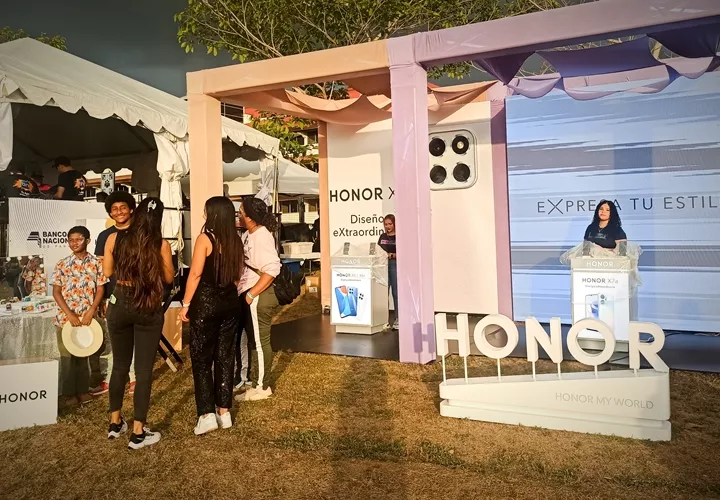 Las personas vivieron una experiencia fotográfica con los teléfonos HONOR X Series. Foto / Ana Quinchoa.