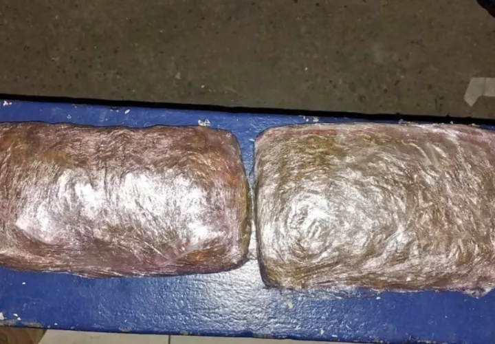 Los hombres transportaban 1.3 kilos de drogas.