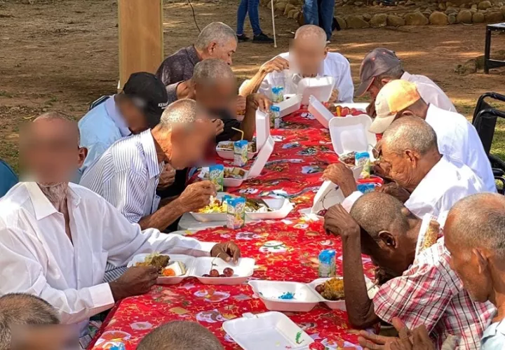 Se han encontrado casos donde los hijos de estos adultos mayores esquivan relacionarse con ellos y literalmente los abandonan porque les da asco.