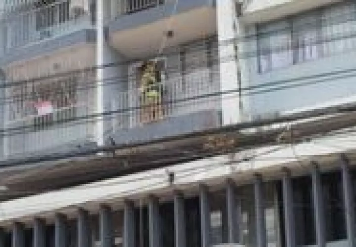 Bomberos atienden la emergencia.