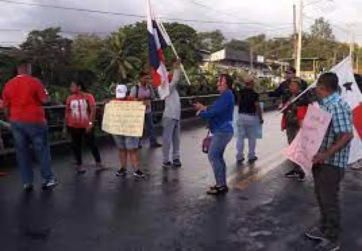 La comunidad educativa se mantuvo protestando por varias semanas para que se concluyeran los trabajos de la nueva escuela.