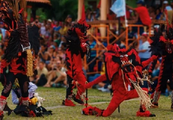 Los bailes tradicionales atraen a nacionales y extranjeros a Portobelo. Foto: Diomedes Sánchez