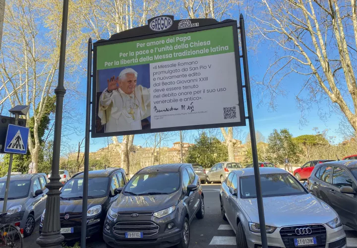 - En los alrededores del Vaticano aparecieron hoy una decena de carteles en vallas publicitarias para protestar contra la decisión del papa Francisco de limitar las misas de rito antiguo, en latín, previas al Concilio Vaticano II (1962-1965). 