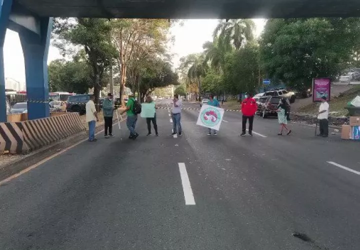 Protesta de pacientes con insuficiencia renal en la vía Transístmica.