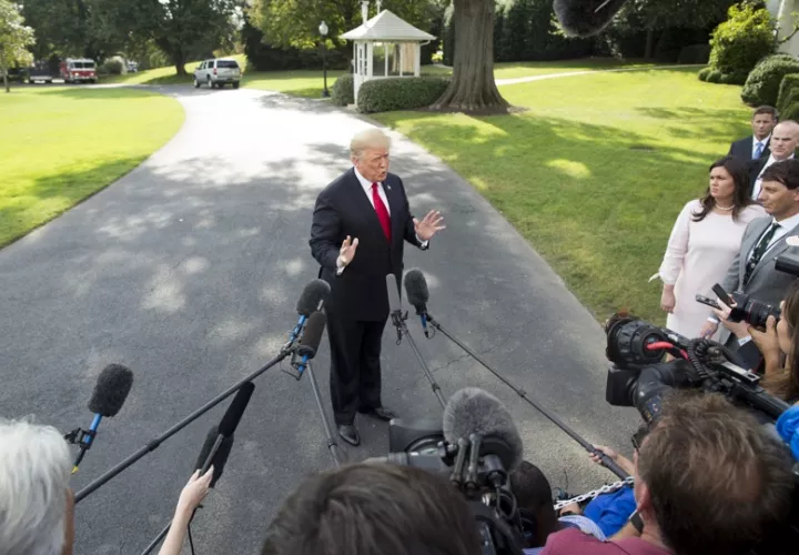 Fotografía de archivo en la que se registró al expresidente estadounidense Donald J. Trump (c). EFe