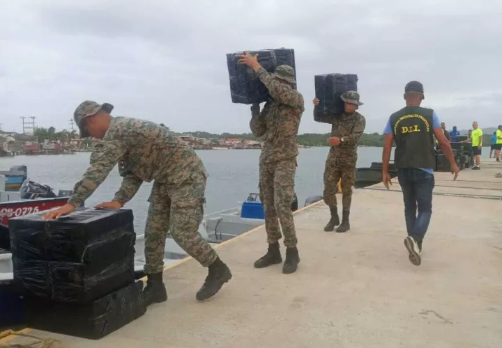 Agentes del Senafront cargada los bultos con el contenido de los cigarrillos de contrabando.