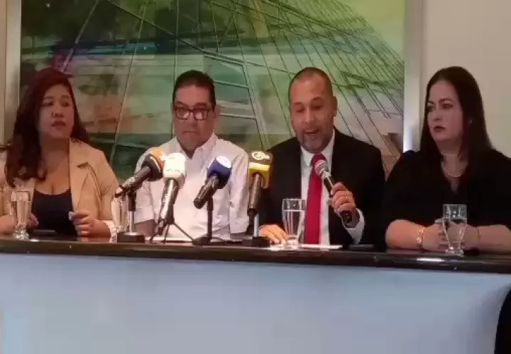 Presentes en conferencia de prensa:  Teyra Elers, Mario Vargas, Roberto Ordoñez  y Dayana Rivas miembros de Apadea. (Foto-video: Víctor Arosemena)