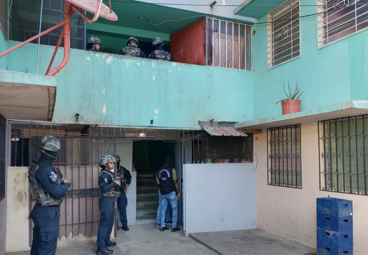 Los policías en conjunto con el MP se tomaron una de las torres de apartamentos en San Antonio.