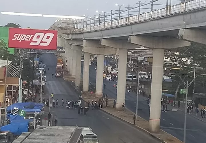 ReEsidentes de la barriada Santa Sofía, bloqueron el paso vehicular por la vía Panamerica a la altura del centro comercial La Doña.