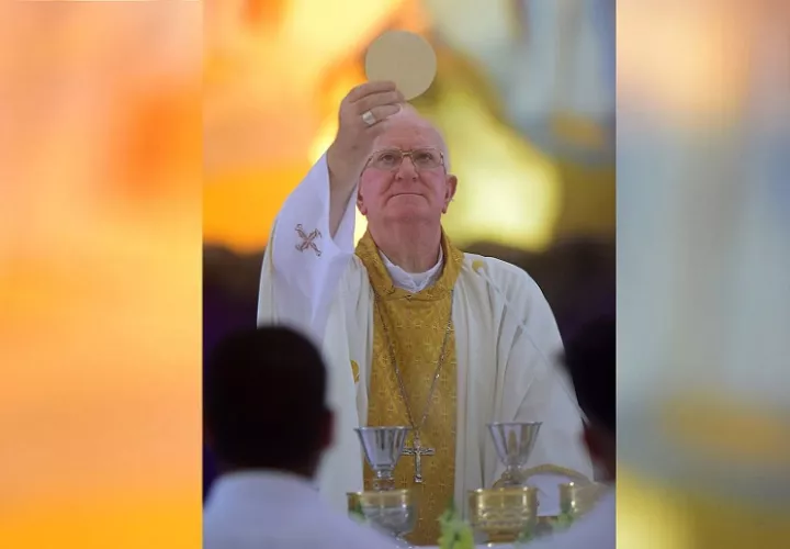 El sacerdote Donaciano Alarcón fue fotografiado mientras oficiaba una misa en la catedral de San Pedro Sula (Honduras). EFE