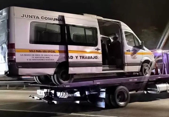 El bus de la junta comunal de Burunga fue removido en grúa.