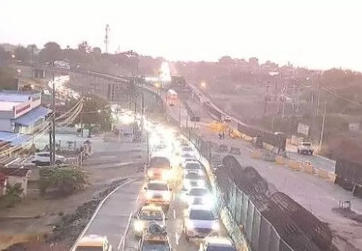 Muchos carros con dirección al interior.