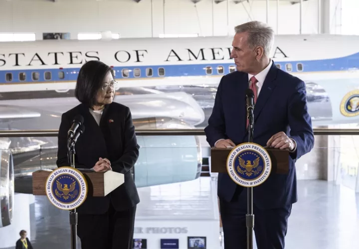 El presidente de la Cámara de Representantes de Estados Unidos, Kevin McCarthy, y la presidenta de Taiwán, Tsai Ing-wen. EFE