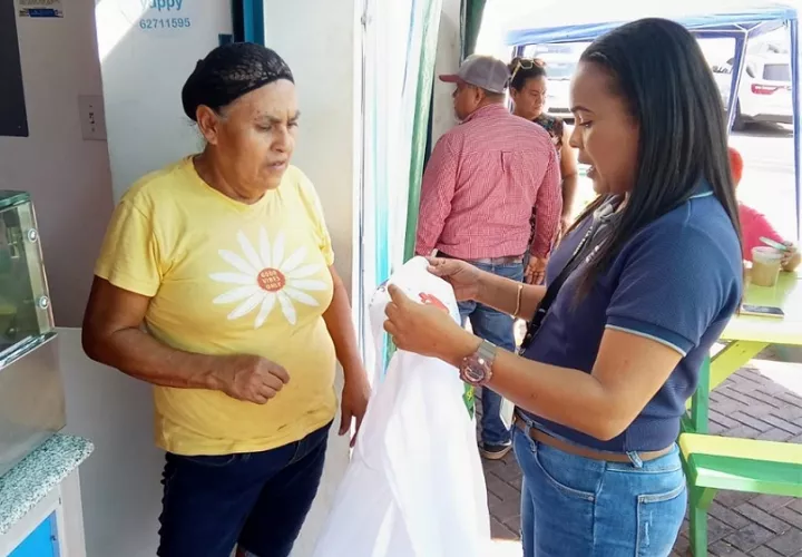 Este jueves, ante el inicio de las celebraciones, se revisaron puestos fijos y ambulantes de venta de mariscos y vegetales, así como restaurantes y fondas. 