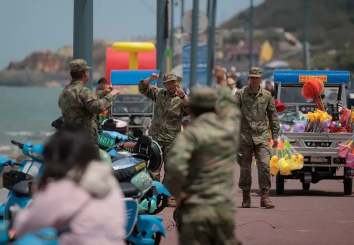 Miembros del Ejército Popular de Liberación (EPL) ajustan un cable en una playa en Pingtan, provincia de Fujian, China. EFE