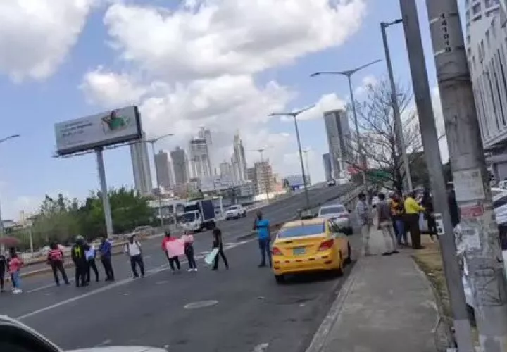 Trabajadores reclaman  pagos adeudados.