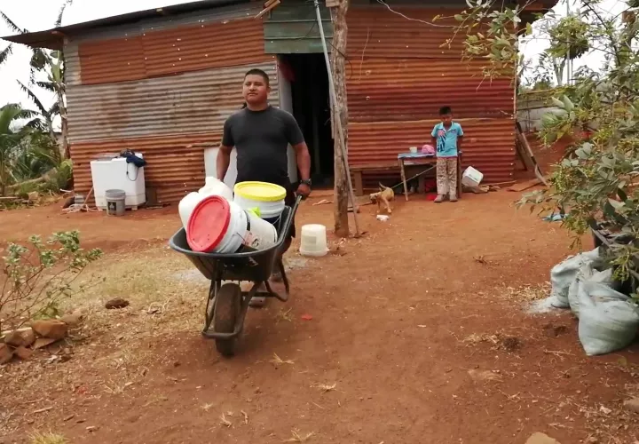 Los pobladores de Arraiján sale a buscar agua en ríos, quebradas o pozos.