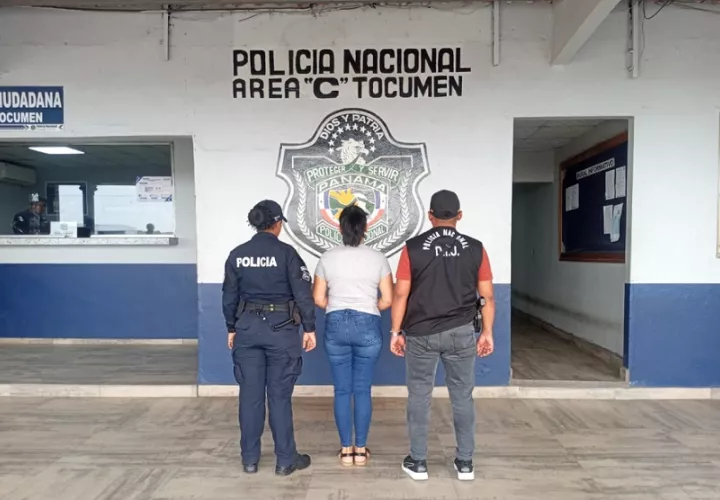 Las autoridades recuperaron varios recibos de una casa de empeño.