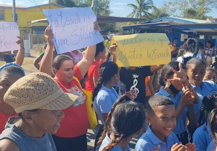Los estudiantes junto a sus padres salen a protestar por el mal estado del plantel.