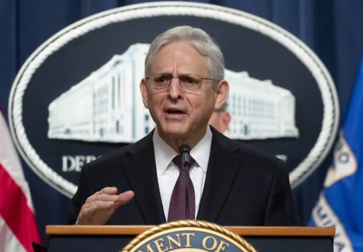 El fiscal general de Estados Unidos, Merrick Garland, habla en conferencia de prensa en el Departamento de Justicia, en Washington (EE.UU.), este 14 de abril de 2023. EFE