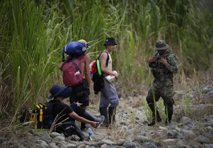 Un agente del Servicio Nacional de Fronteras de Panamá (Senafront) orienta a un grupo de migrantes venezolanos. Foto de archivo. EFE
