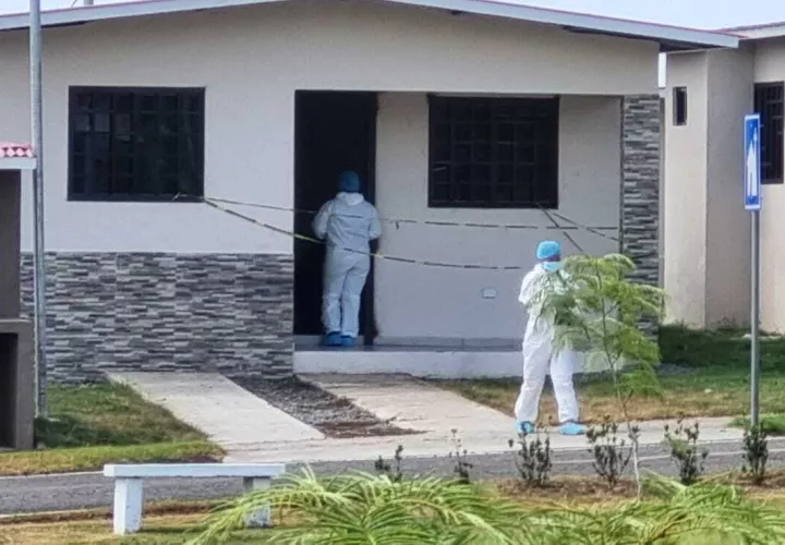 El cuerpo de Kirlly Núñez fue encontrado en el baño de la residencia No.195, con heridas de arma punzo cortante. 