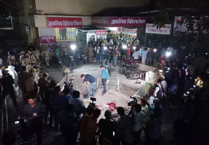 El expolítico y mafioso indio interactuaban con la prensa en el momento del suceso, que quedó grabado frente a las cámaras y cuyas imágenes se viralizaron por las redes sociales al instante. EFE