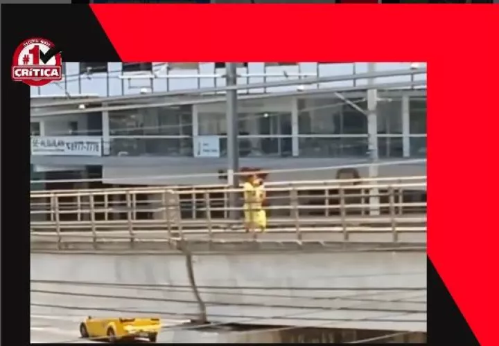 Bebé camina por pasarela con bebé en brazos 