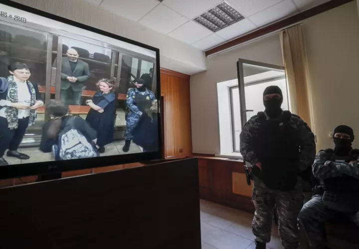 El opositor y periodista ruso Vladímir Kara-Murzá (en la pantalla) escucha su sentencia. EFE