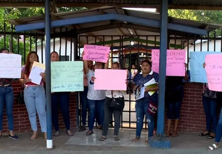 En primera instancia, los padres de familia interpusieron la denuncia ante la directora del plantel, aunque no se tomaron medidas al respecto.