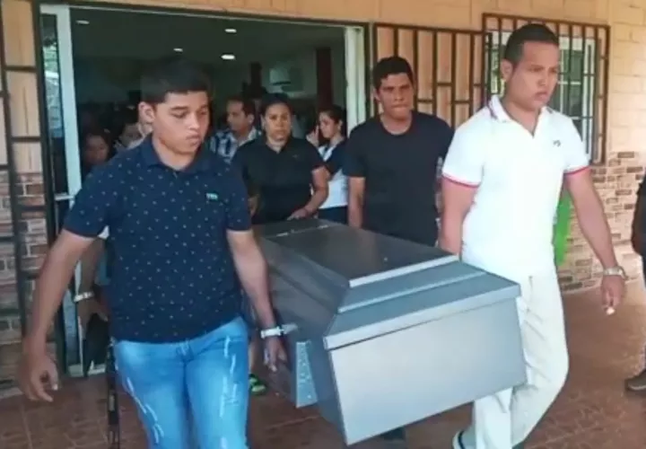 Familiares y amigos dan el último adiós a Kirlly  [Fotos-Video: Mayra Madrid]