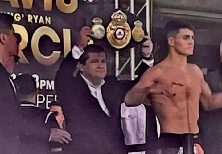 El panameño José Oliver Gómez levanta el título AMB durante la ceremonia de pesaje oficial. 