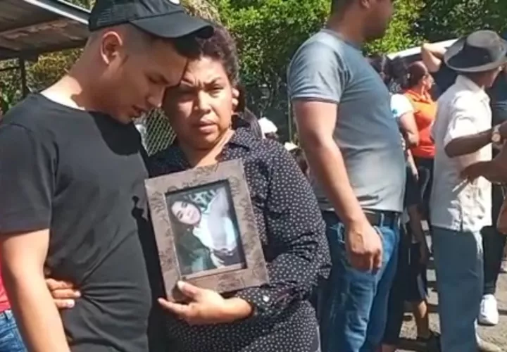 Los familiares de la joven asesinada exigen que le caiga todo el peso de la ley al policía.