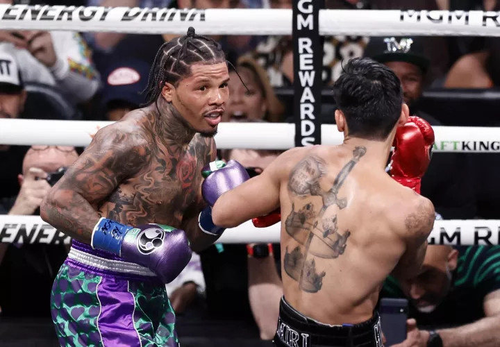 Gervonta Davis (D) de EE. UU. frente a Ryan García (I) de EE. UU. durante su pelea de peso ligero. /EFE