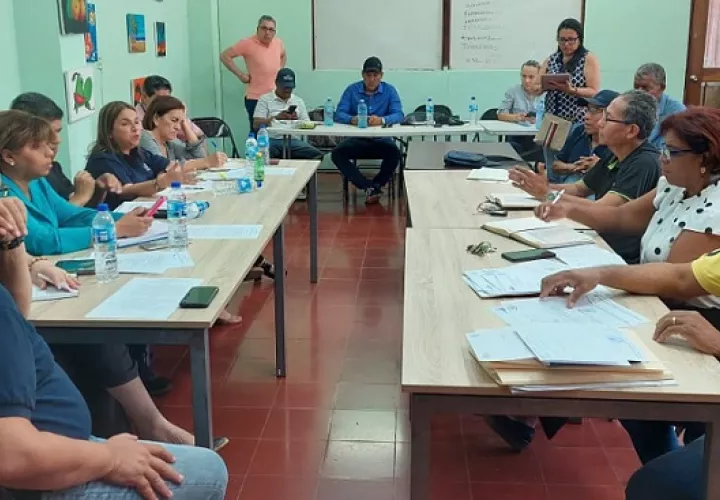 La ministra de Educación, Maruja Gorday de Villalobos, realizó un recorrido por varias escuelas.