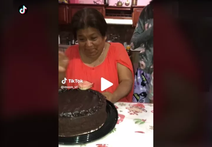 La dentadura postiza quedó clavada en el pastel de cumpleaños.