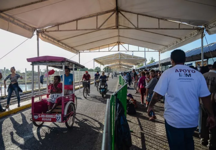 En esos centros, que serán administrados junto con "organizaciones internacionales", los migrantes evaluados podrán acogerse a programas de refugiados y a permisos humanitarios para familias o laborales en Estados Unidos. EFE