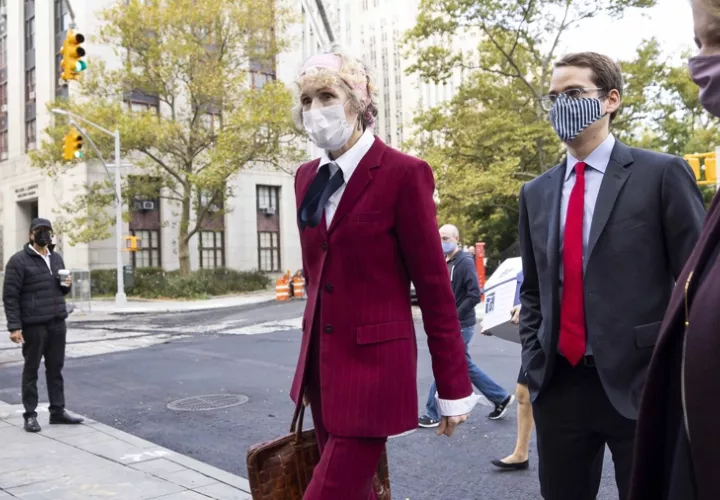 La escritora estadounidense Elizabeth Jean Carroll (c), acusa de difamación al expresidente de EE.UU. Donald Trump. EFE Archivo