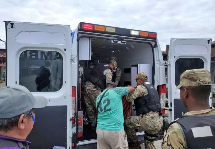 Una de las personas agredidas es trasladada hacia un centro médico.