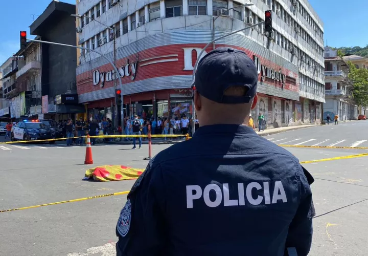El cuerpo del hombre terminó tendido en el pavimento. 